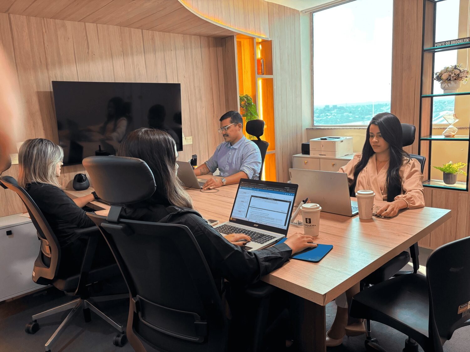 Equipe trabalhando no escritório Junqueira Advogados