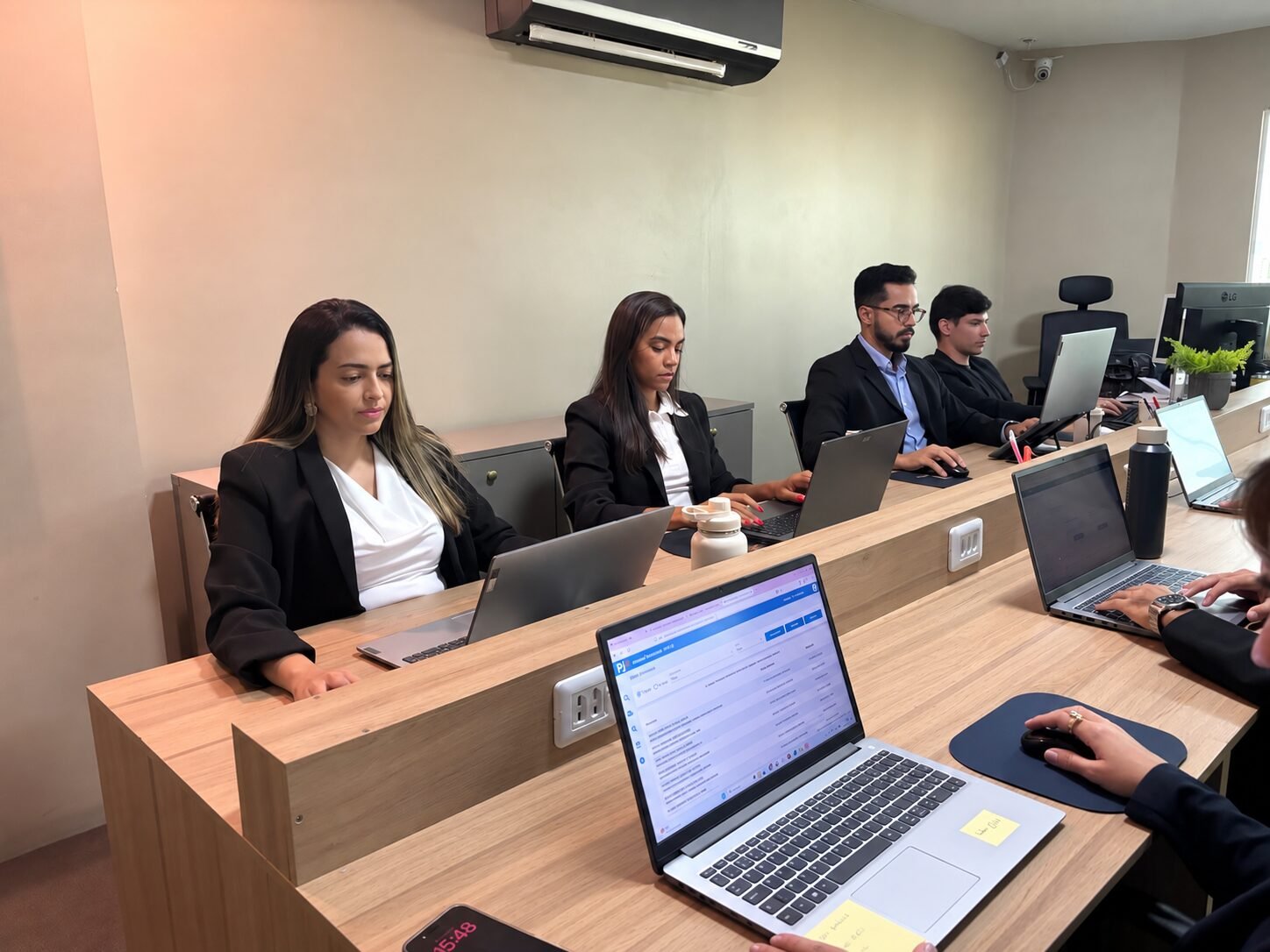 Equipe trabalhando no escritório Junqueira Advogados