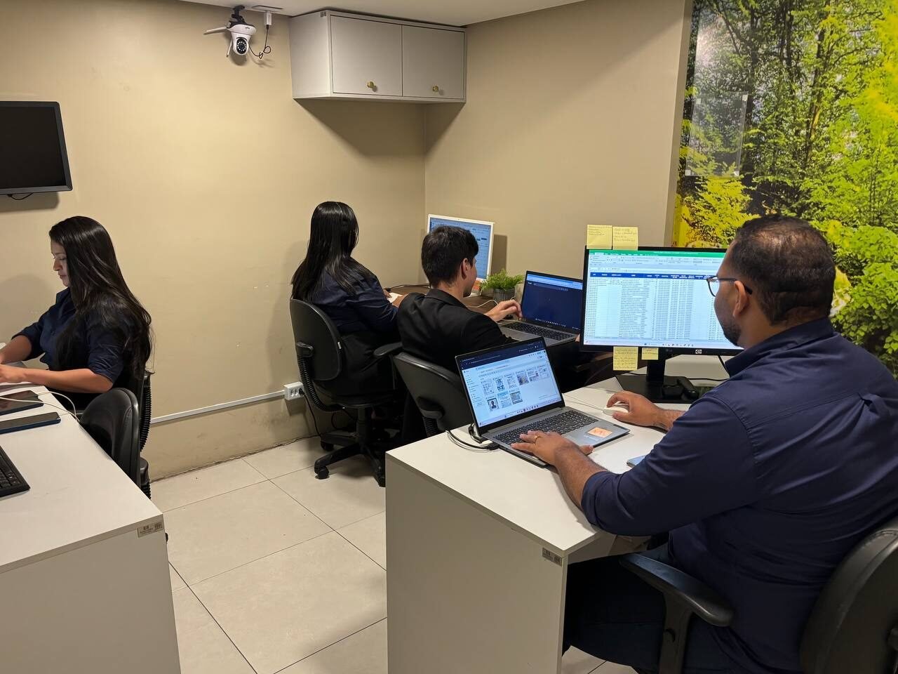 Equipe trabalhando no escritório Junqueira Advogados