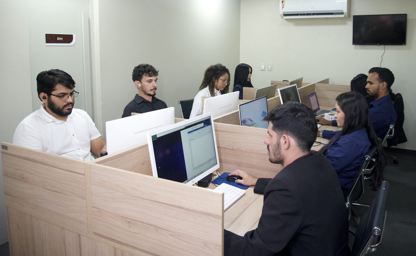 Equipe trabalhando no escritório Junqueira Advogados